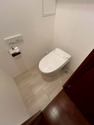 トイレ　落ち着いた色調のトイレです