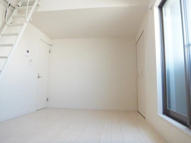 居室・リビング　こちらのリビングで趣味の時間をお楽しみください♪