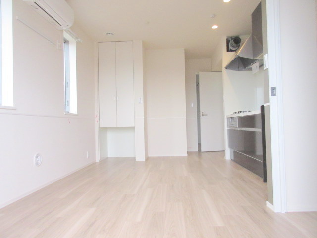 居室・リビング　南西向き2面採光で明るい雰囲気のお部屋