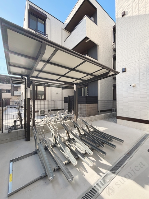 その他共有部分　屋根付き駐輪場。大事な自転車も雨でも安心♪