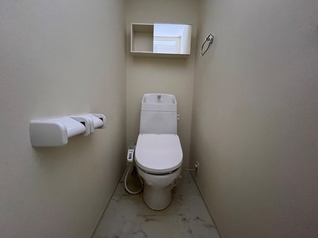 トイレ　写真は同じメーカーの別物件を参考にしたイメージです。