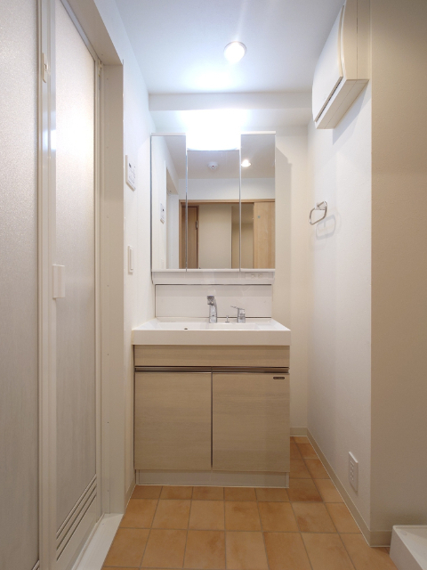 洗面設備　三面鏡化粧台