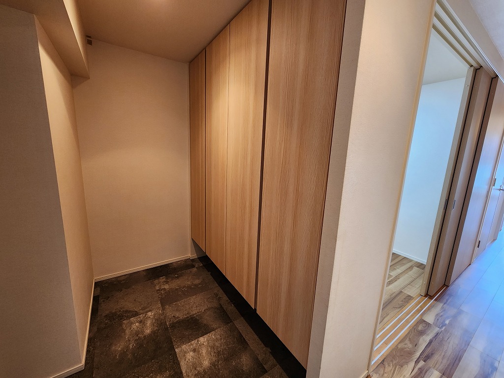 玄関　大きな玄関収納