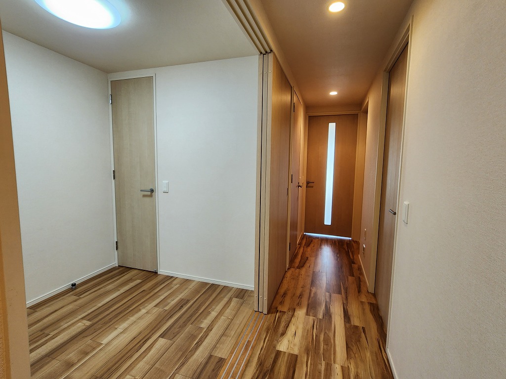 収納　フリースペース　奥は大型収納　趣味等にも使えて使い方自在