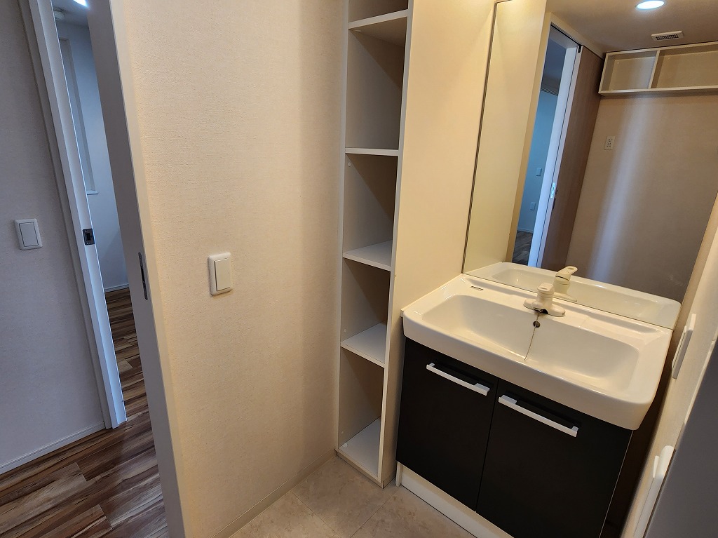 洗面設備　収納付広めの脱衣スペース　独立洗面台・室内洗濯機置場