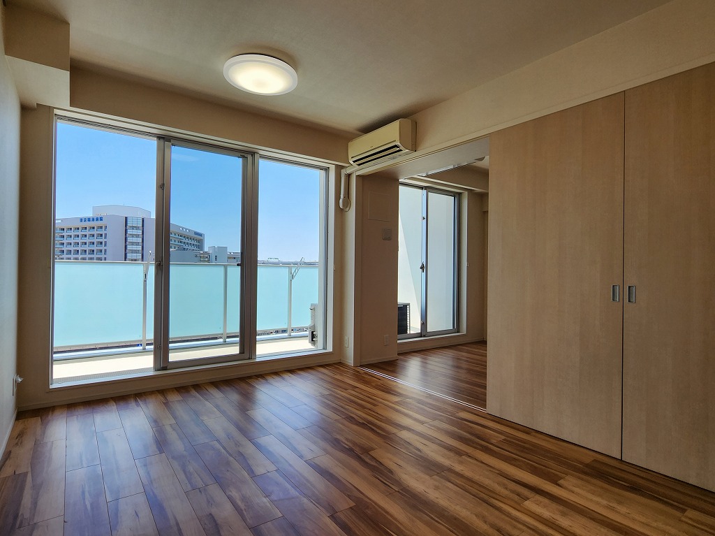 居室・リビング　ワイドサッシ採用　南向き陽当り良好な角部屋　綺麗な室内