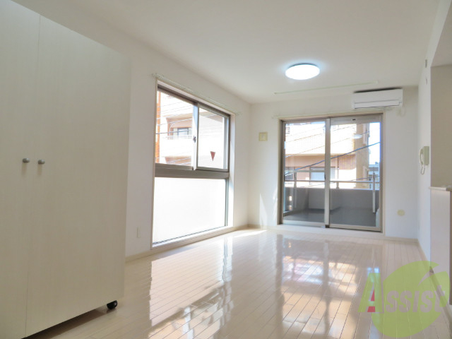 居室・リビング　窓が多くて陽当たりが良く、風通しが良さそうですね。