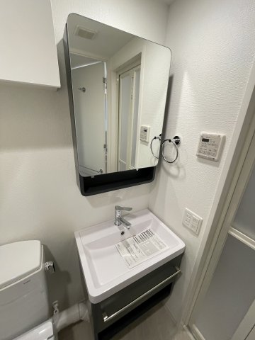 洗面設備　明るい洗面所です