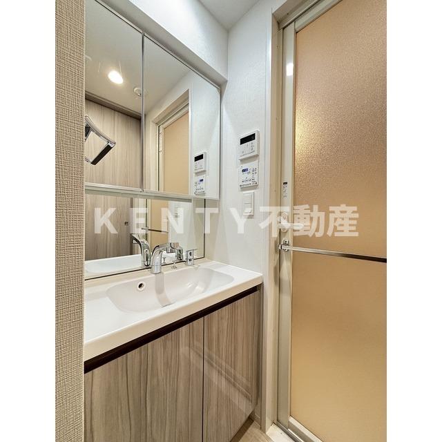 洗面設備　明るい洗面所です