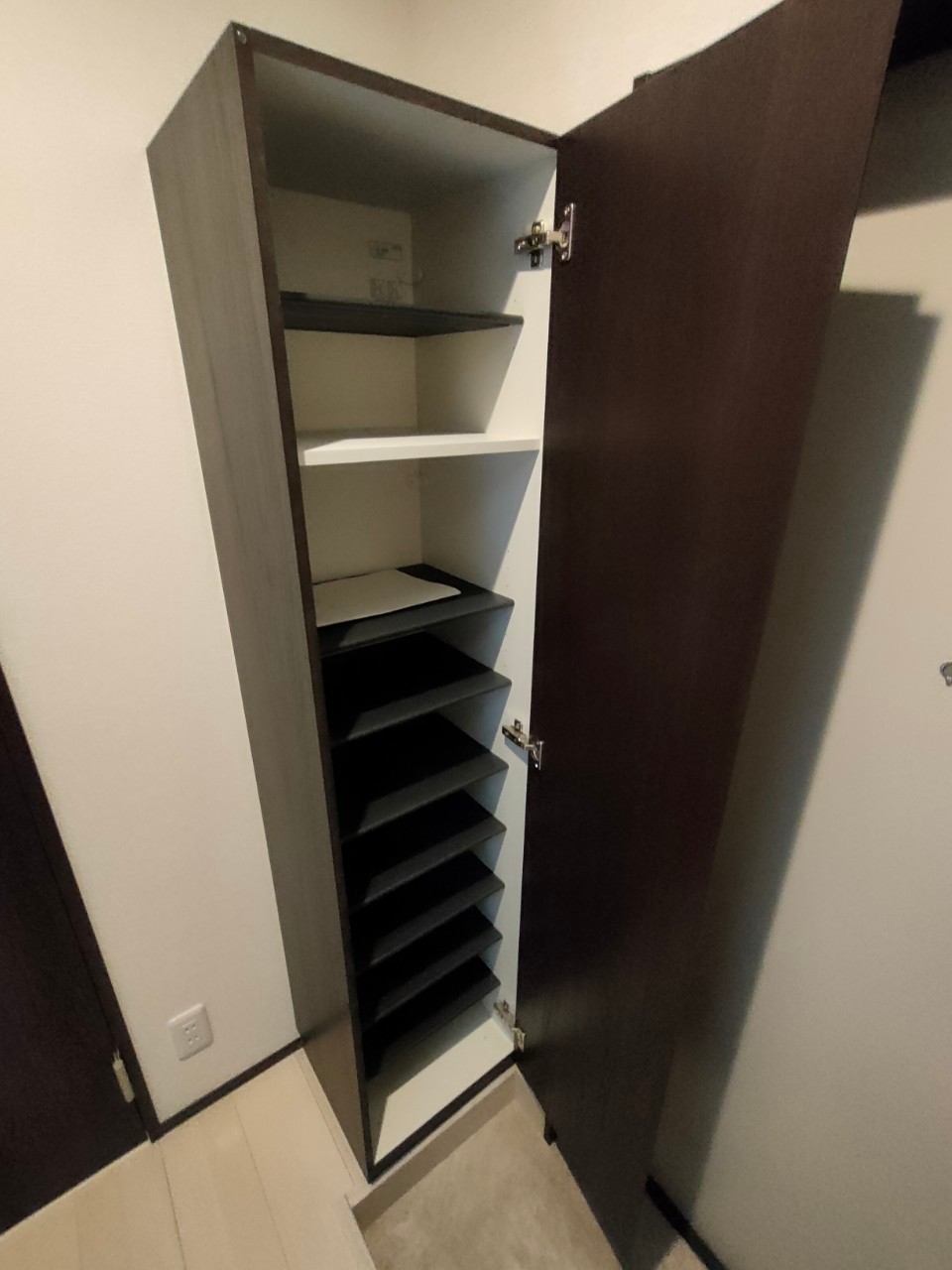 玄関　同シリーズ物件のモデルルームになります※現況優先