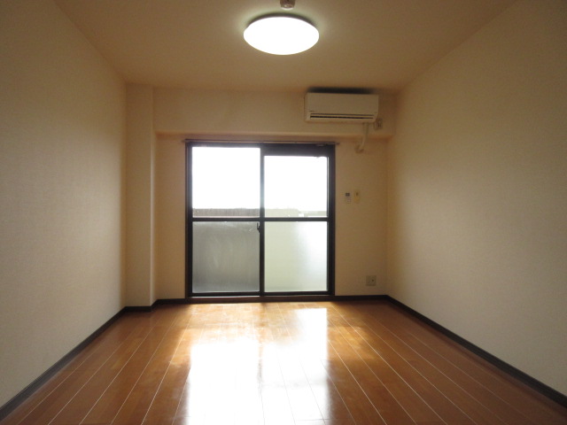 居室・リビング　9帖洋室、南向き明るいお部屋