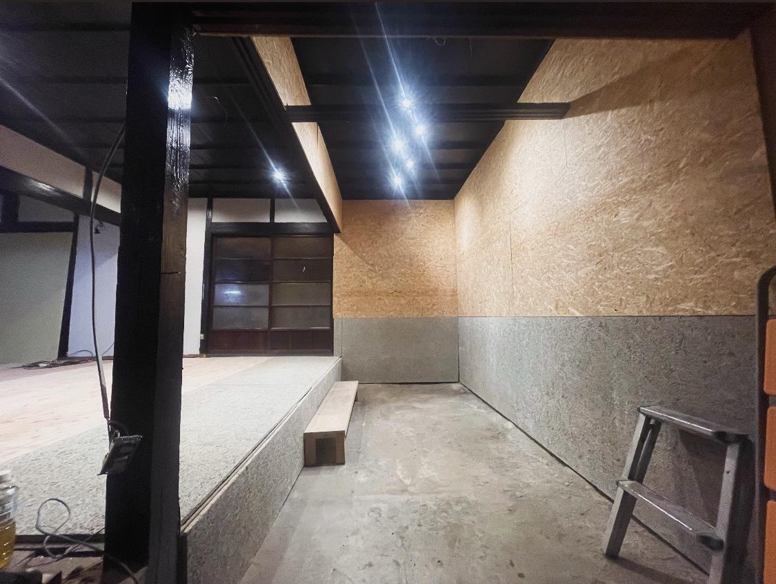 その他　玄関入ってすぐガレージ正面