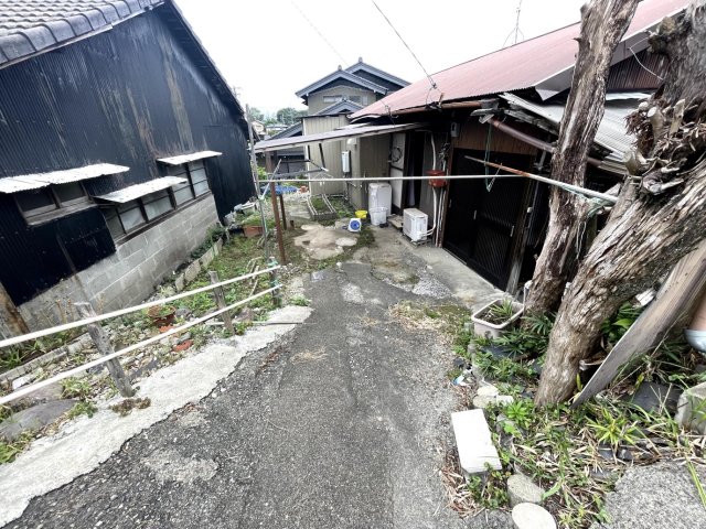 駐車場　駐車は軽自動車１台可、近くに月極もあり