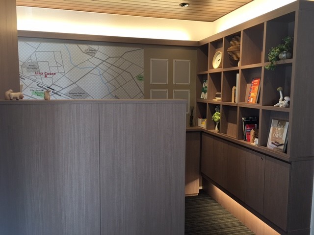 ロビー　シェア本棚、お勧めの本を入居者同士でシェアできます