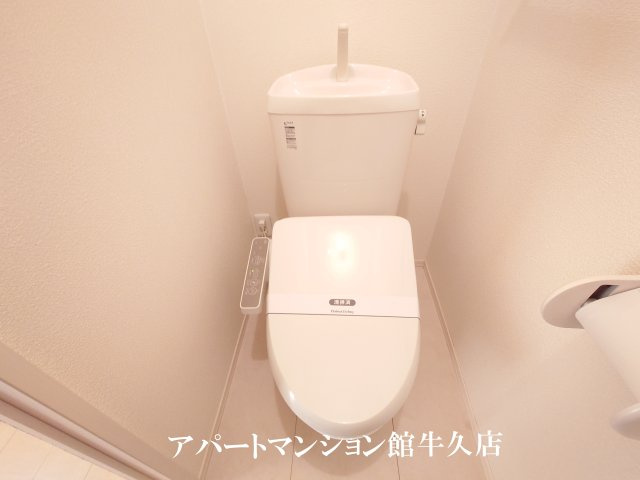 トイレ　もちろん温水洗浄暖房便座です