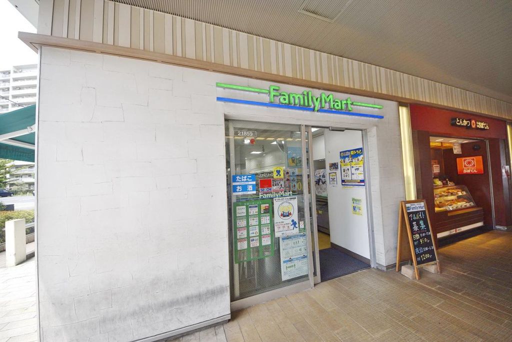 コンビニ　ファミリーマートエキア松原店（コンビニ）まで390m