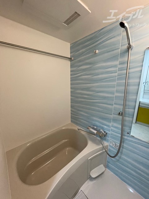 バス・シャワールーム　浴室乾燥機付きのバスルームになります。