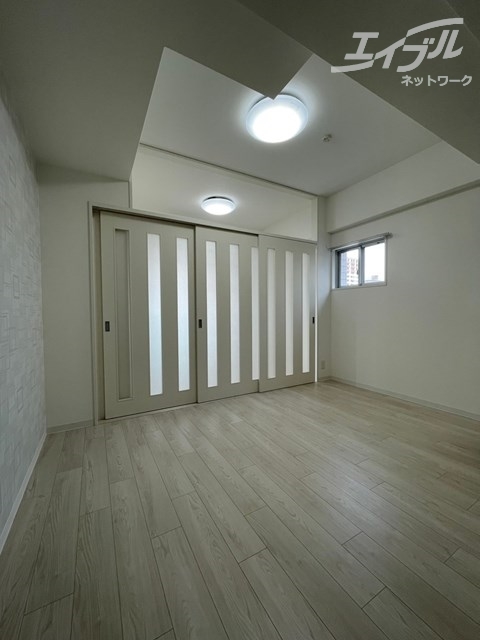 居室・リビング　白基調の綺麗なお部屋になります。