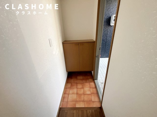 玄関　同物件の別部屋になります。