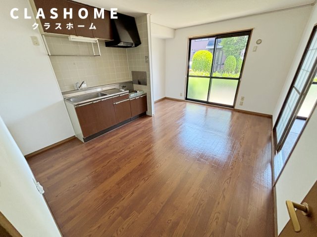 居室・リビング　同物件の別部屋になります。