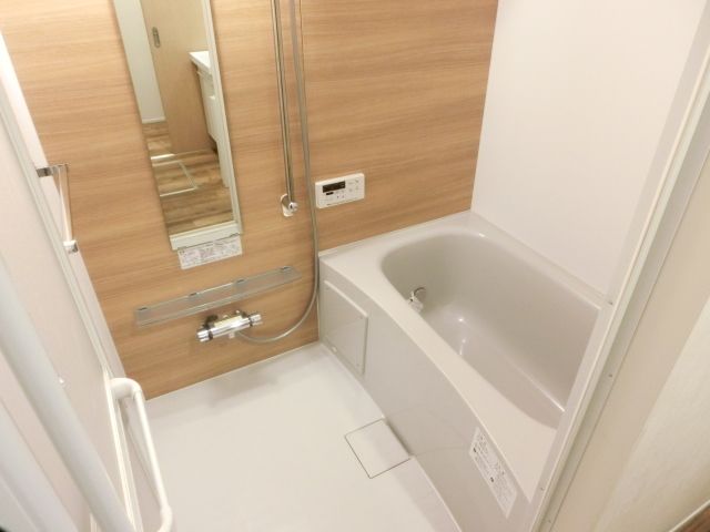 バス・シャワールーム　清潔感のあるバスルームです。