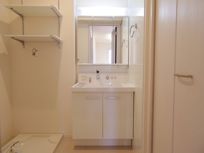 洗面設備　三面鏡付洗面化粧台