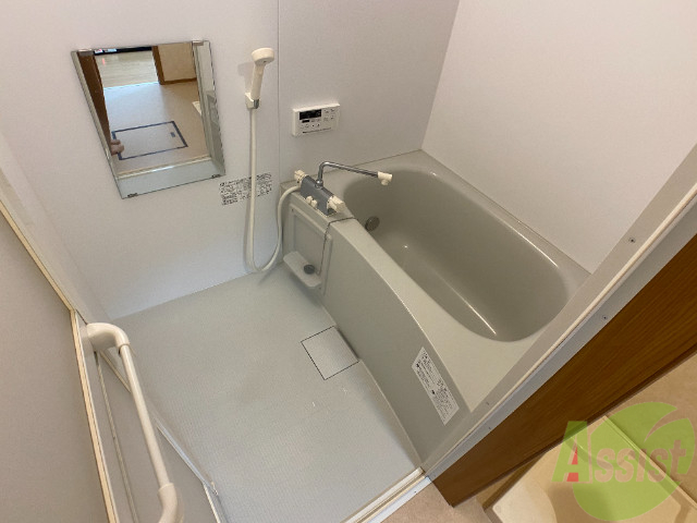 バス・シャワールーム　バスルームは狭すぎず、シャワーも浴びやすそうです。