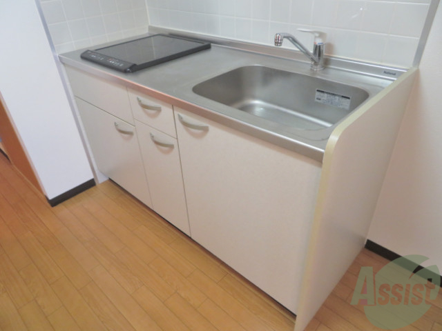 キッチン　一人暮らしには十分な大きさのキッチンですね。