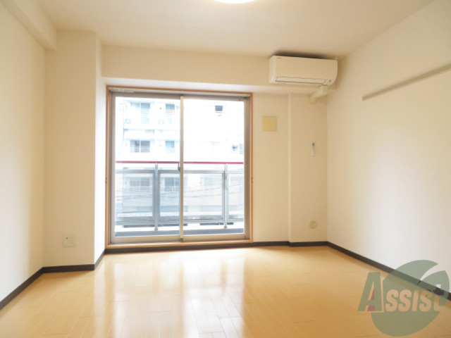 居室・リビング　シングルベットも置けそうな広さのお部屋ですね。