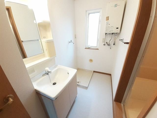 洗面設備　ゆったりとスペースのある洗面所