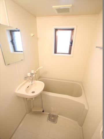 バス・シャワールーム　窓のある明るいお風呂です♪