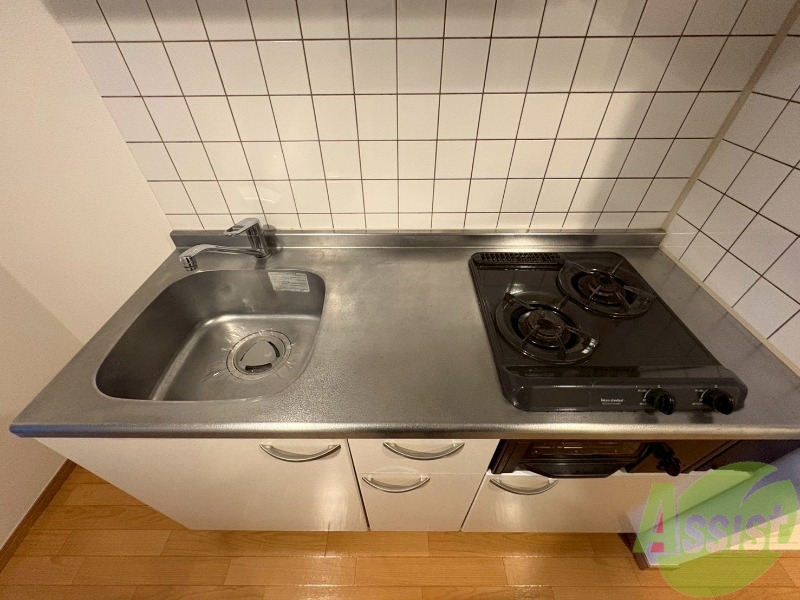 キッチン　キッチンは部屋と分かれています。シンプルなつくりですね。