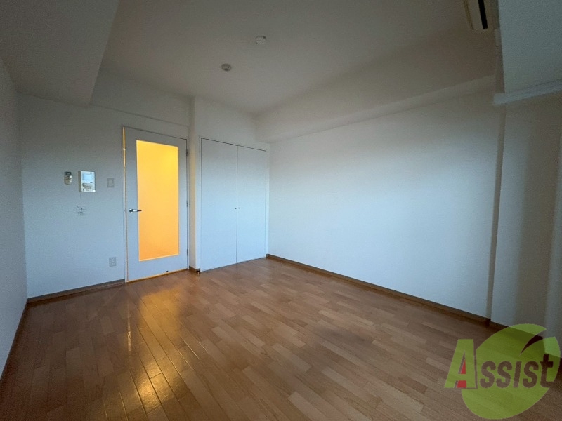 居室・リビング　８帖の洋室です。生活のメインとなる部屋ですね。