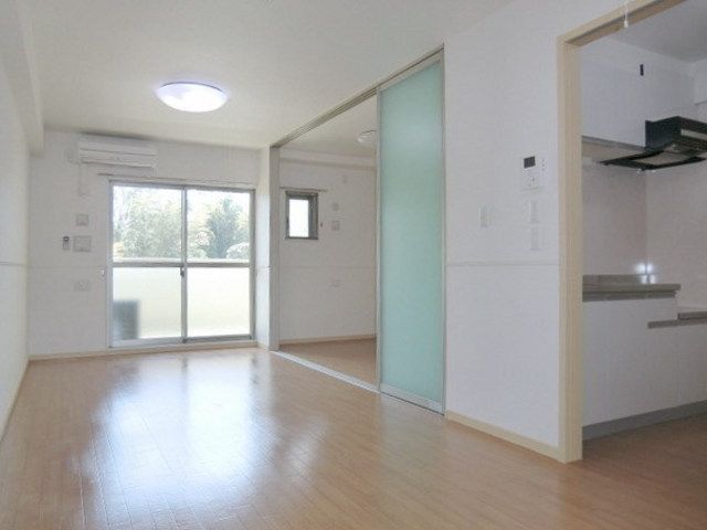 居室・リビング　フローリングの明るい洋室です