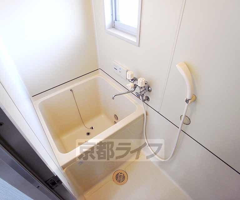 バス・シャワールーム　換気は、バッチリの窓が付いてます。