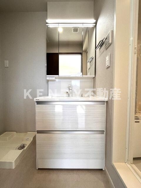 洗面設備　明るい洗面所です