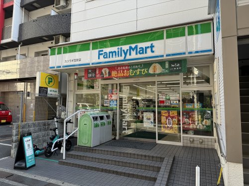 コンビニ　ファミリーマート カツラギ瓦町店（コンビニ）まで92m