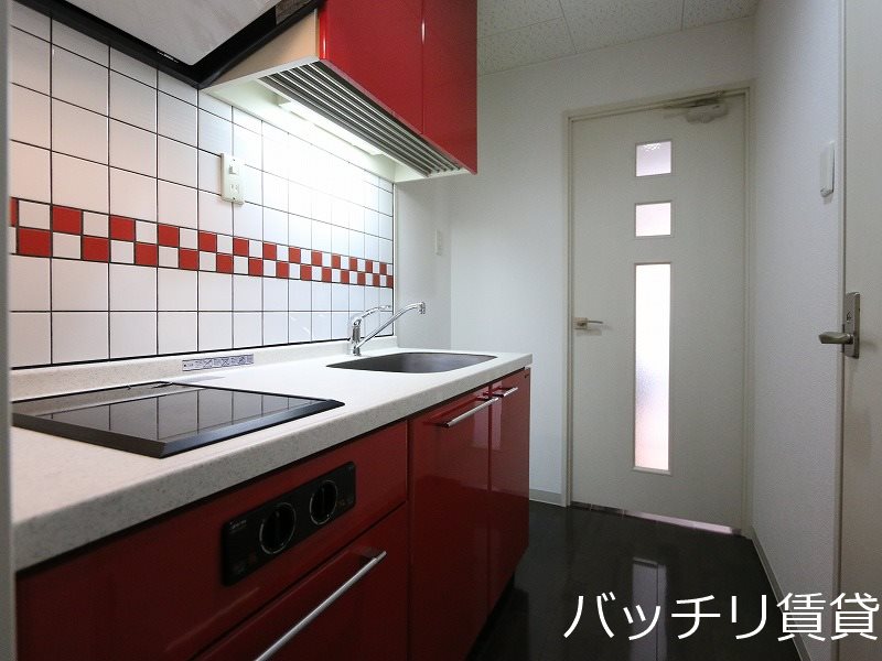 キッチン　別号室写真の為現況を優先致します。