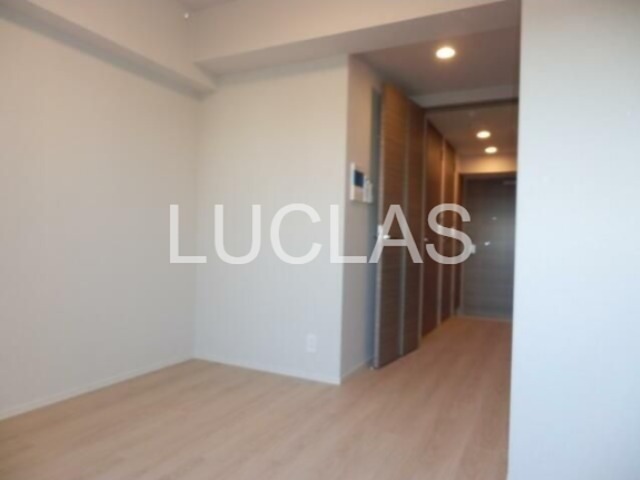 居室・リビング　落ち着いた色味の床材がくつろぎ空間を演出♪