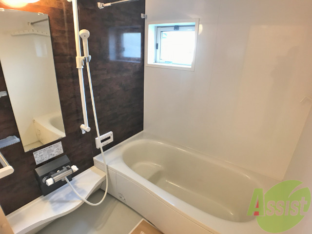 バス・シャワールーム　こちらはお風呂。一日の疲れをここで癒してください。