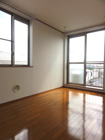 居室・リビング　最上階角部屋2面採光のお部屋です！