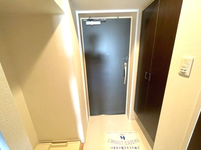 玄関　イメージとして同建物他部屋を表示しています