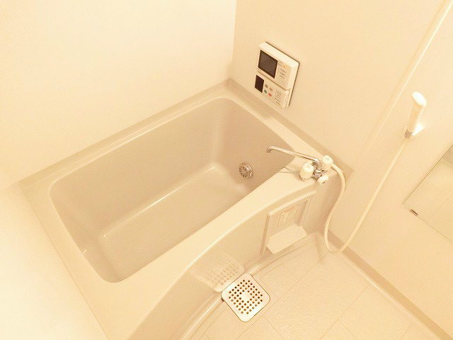 バス・シャワールーム　シンプルなバスルーム。追い焚き風呂です。