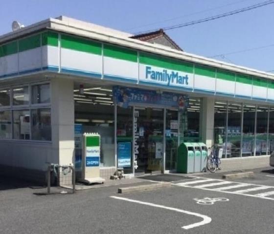コンビニ　ファミリーマート（コンビニ）まで300m