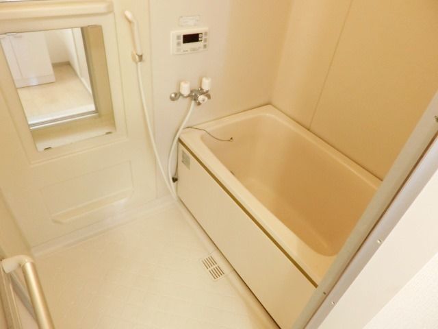 バス・シャワールーム　清潔感のあるバスルームです。