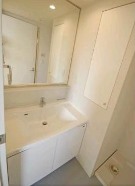 洗面設備　おおきな鏡が便利な独立洗面台