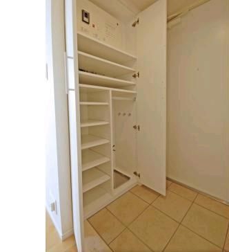 玄関　トールタイプのシューズＢＯＸ完備しています。