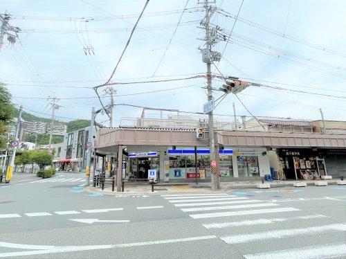 コンビニ　ローソン 阪急箕面駅前店（コンビニ）まで355m
