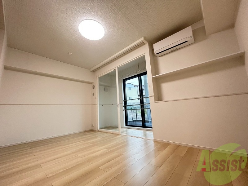 居室・リビング　１０帖のリビングです。暖かい雰囲気で広々とした部屋です。