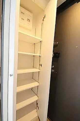 玄関　別部屋の画像を使用しております。